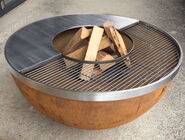 Eine Feuerkugel mit Holz vorbereitet