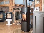 Verschiedene Öfen im Ausstellungsraum