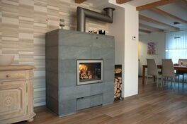 Ein Specksteinofen mit brennendem Feuer