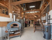 Verschiedene Öfen im Ausstellungsraum